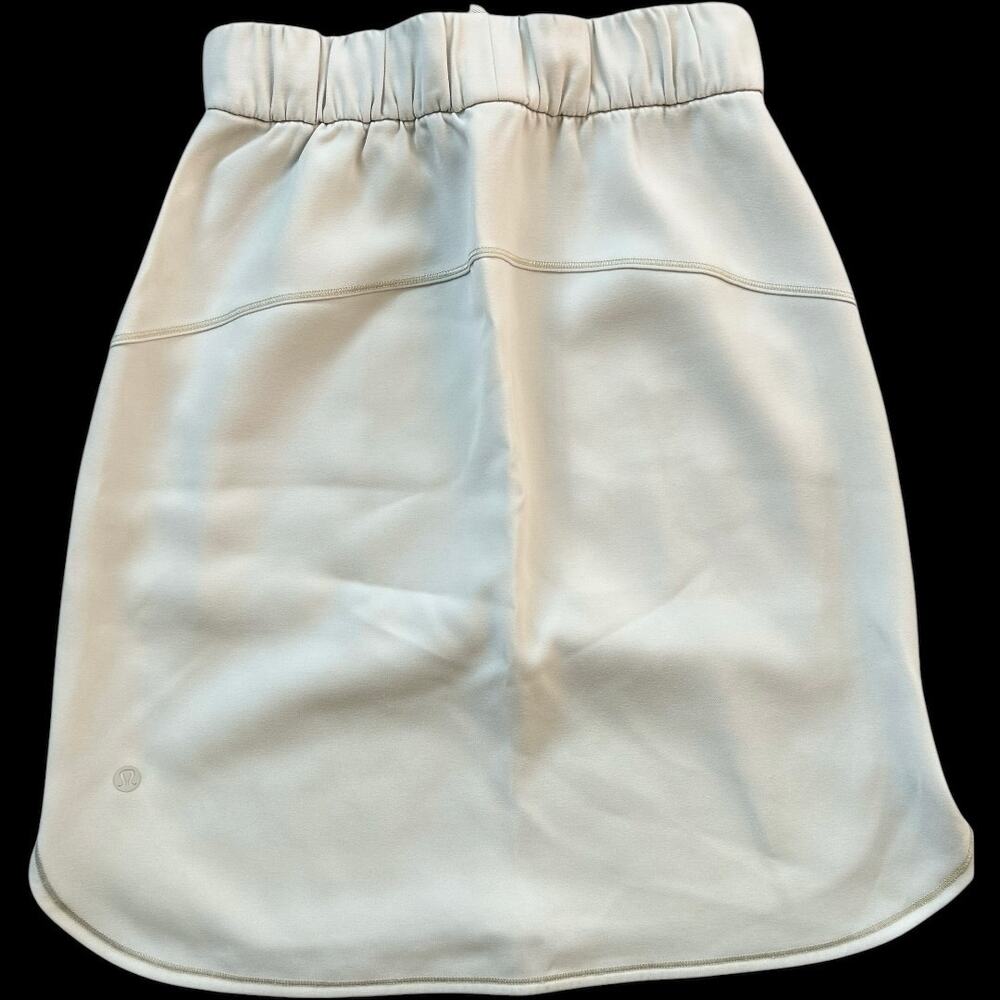 Lululemon On The Fly Woven Skirt in Cream Size 2 Perfect Condition
